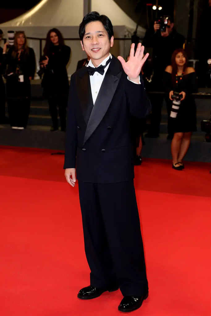 【第78回カンヌ国際映画祭】俳優の二宮和也さんがアルマーニを着用して登場！