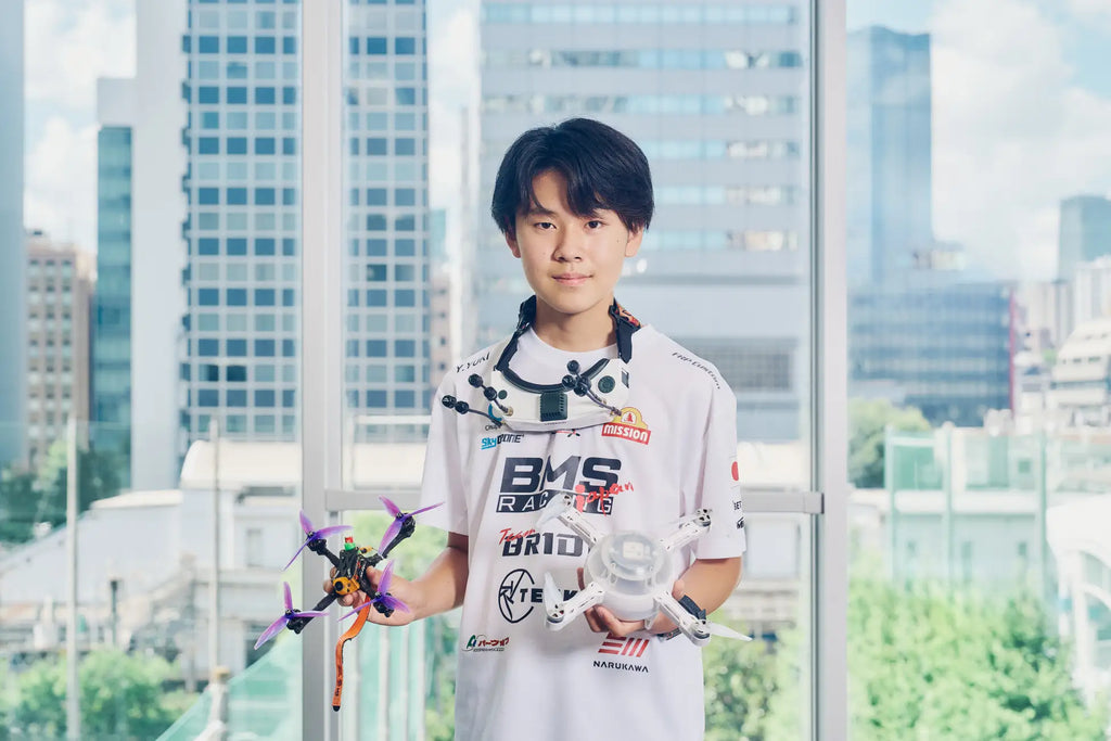 ドローンレース界の新星！高校生レーサー山本悠貴選手とドローンショー・ジャパンがスポンサー契約を締結