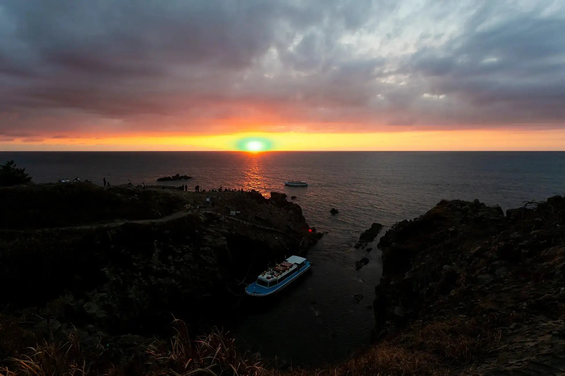 夕焼け鳥の休息 赤鳥居に沈む夕日|日本の絶景 JTB 感動の瞬間（とき）