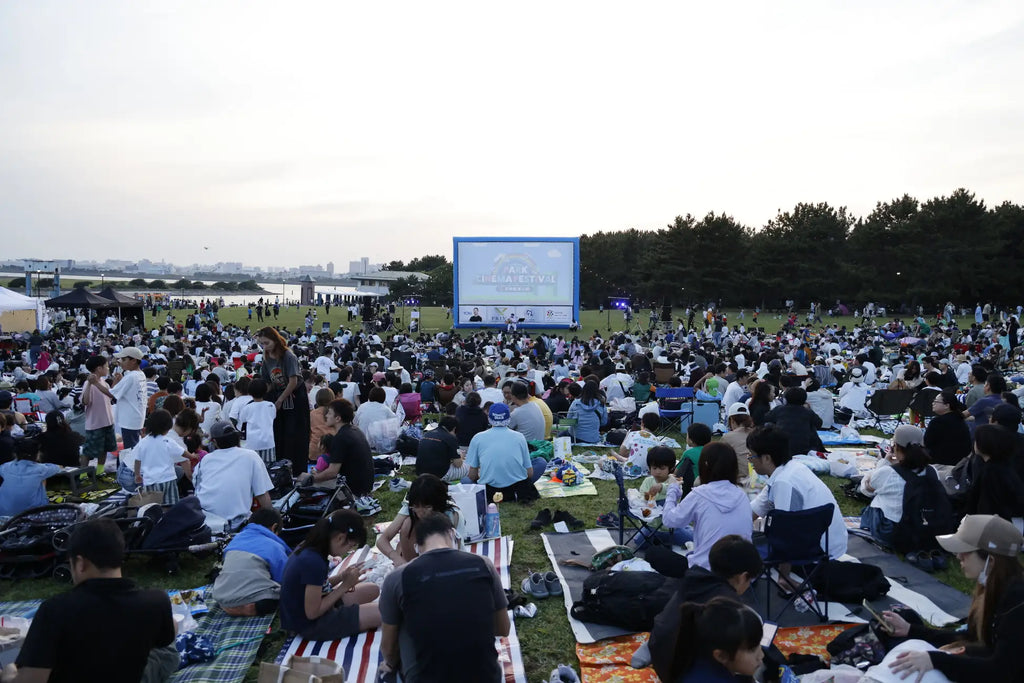 お昼から楽しめる無料の野外映画上映イベント！お笑いライブ、音楽ライブ、トークショーやフードトラックも多数出店！