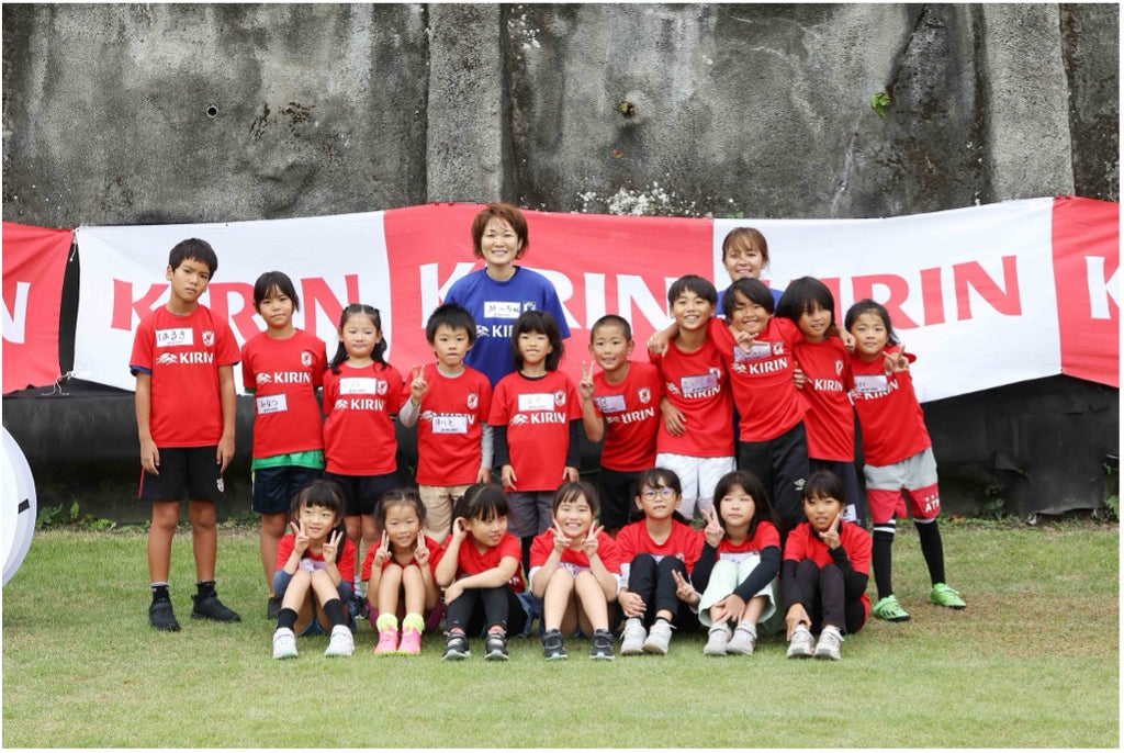 元なでしこジャパン阪口夢穂さん、岩渕真奈さんと利島の小学生17人、東京・世田谷区の小学生21人が参加！お互いの夢を語るオンライン交流会の後は利島村の子ども達とサッカーでつながりを深める体験も！