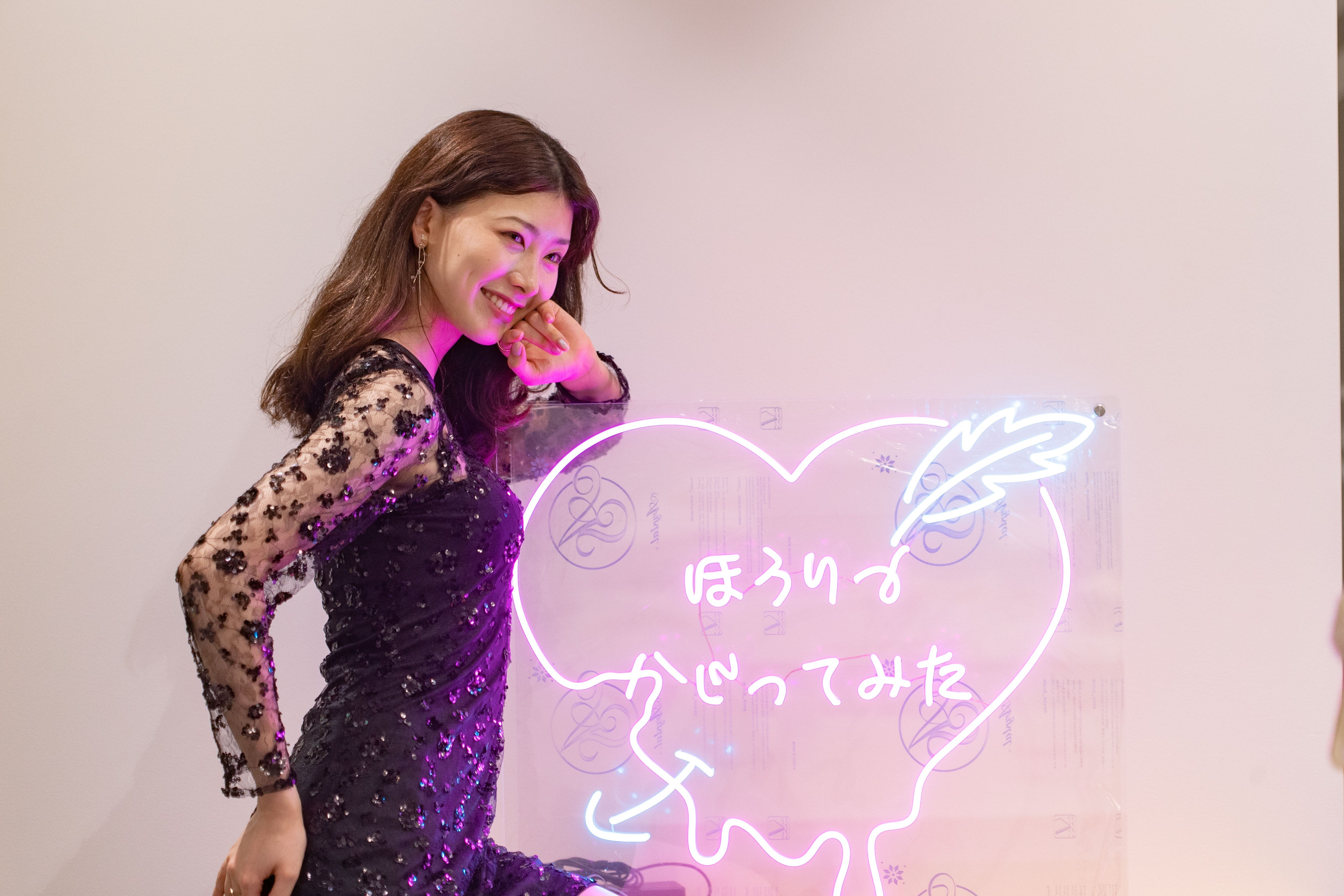 ソネ。プロフィールをお読みください 女優で行政書士の小倉早貴、超タイト黒ワンピでSNSアプリの