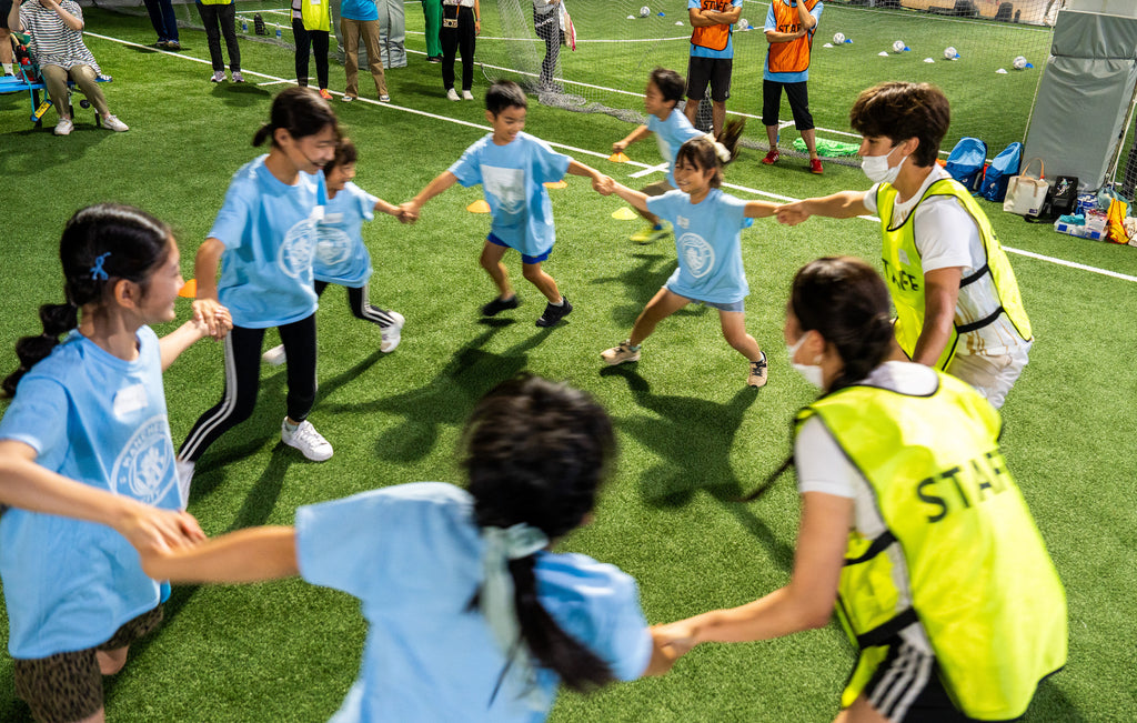 マンチェスター・シティFCの選手・コーチが、病気とたたかう子どもたちとサッカーで交流しました