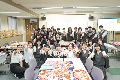 大成女子高等学校の高校生へ日本の伝統文化の着物をより身近に感じる文化継承の授業を実施！
