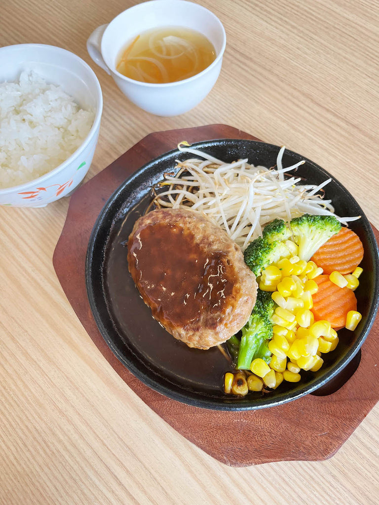 京都精華大学学生食堂で「学生応援日替わりランチ」を200円で販売中。学生の食生活の支援をめざして教育後援会寄付事業により実現。